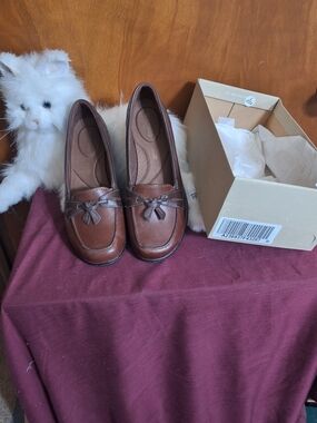 Clarks Brown Leather Bow-Accent Slip-Ons
